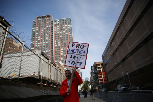 Trump 'evinde' protesto edildi